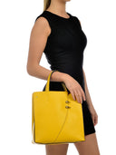 Borsa a mano Petra in pelle naturale gialla